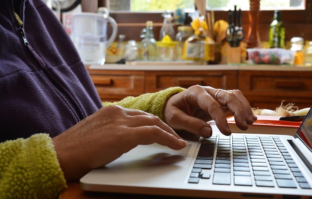 Osoba pisząca na formularzu kontaktowym